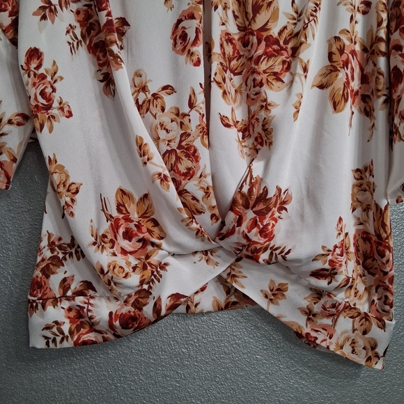 Umgee V Neck Floral Blouse With A Twisted Hemline    Size 1XL - Picture 10 of 14